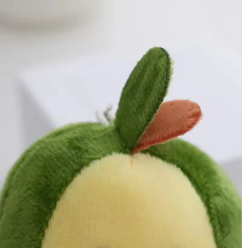 Primer plano del detalle de hoja superior del llavero de peluche de aguacate con acentos verdes y marrones