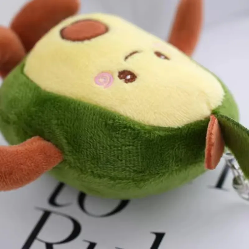 Vista lateral del llavero de peluche de aguacate mostrando grosor del cuerpo, costura lateral y posicion de las extremidades