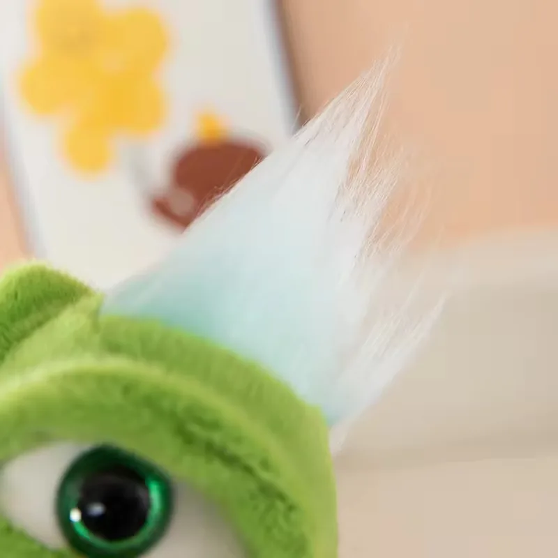 Primer plano de la cresta de la cabeza del dinosaurio de peluche con detalle de tela azul pálida y blanca