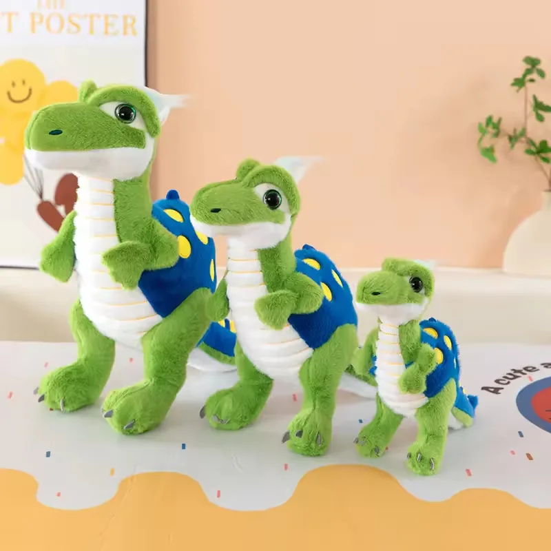 Tres dinosaurios verdes de peluche mostrados como una colección de tamaños con paneles traseros azules con lunares