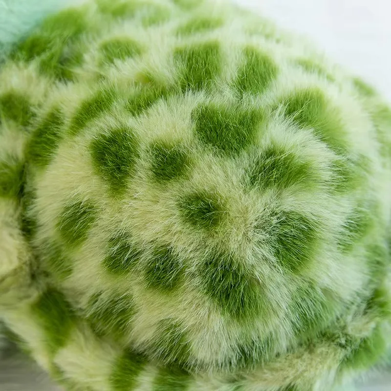 Primer plano del caparazón del peluche de tortuga con un patrón moteado verde esponjoso