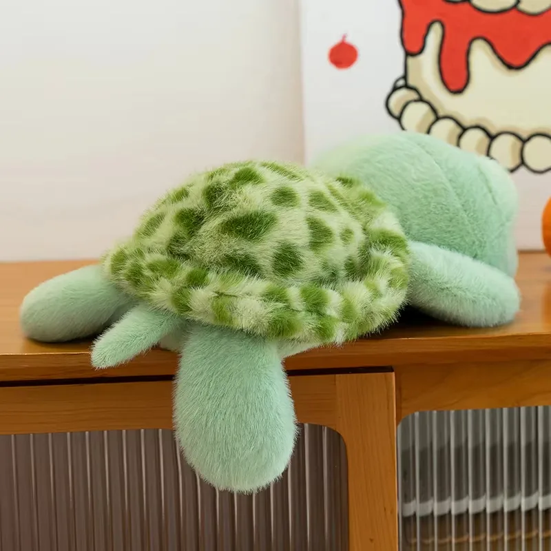 Vista trasera del peluche de tortuga mostrando la forma suave del caparazón y las aletas posteriores