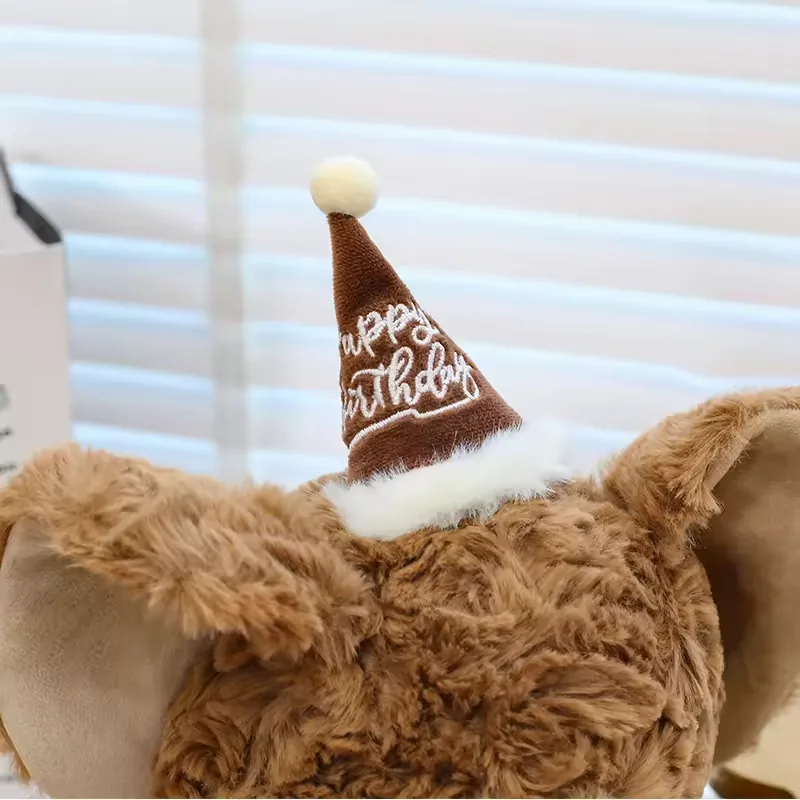 Detalle en primer plano del gorrito de fiesta marrón sobre la cabeza del elefante de peluche