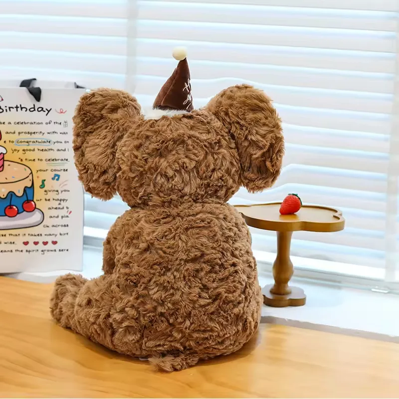 Vista trasera del elefante de peluche de cumpleaños marrón mostrando el cuerpo redondeado y la forma amplia de las orejas