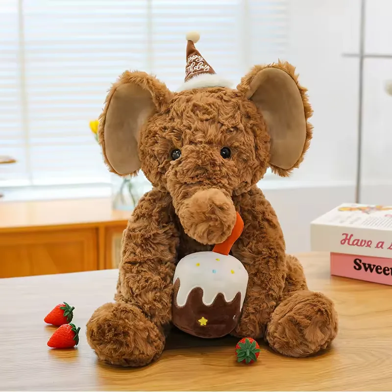 Elefante de peluche de cumpleaños marrón sentado en posición erguida con accesorio de pastel y props de fresa