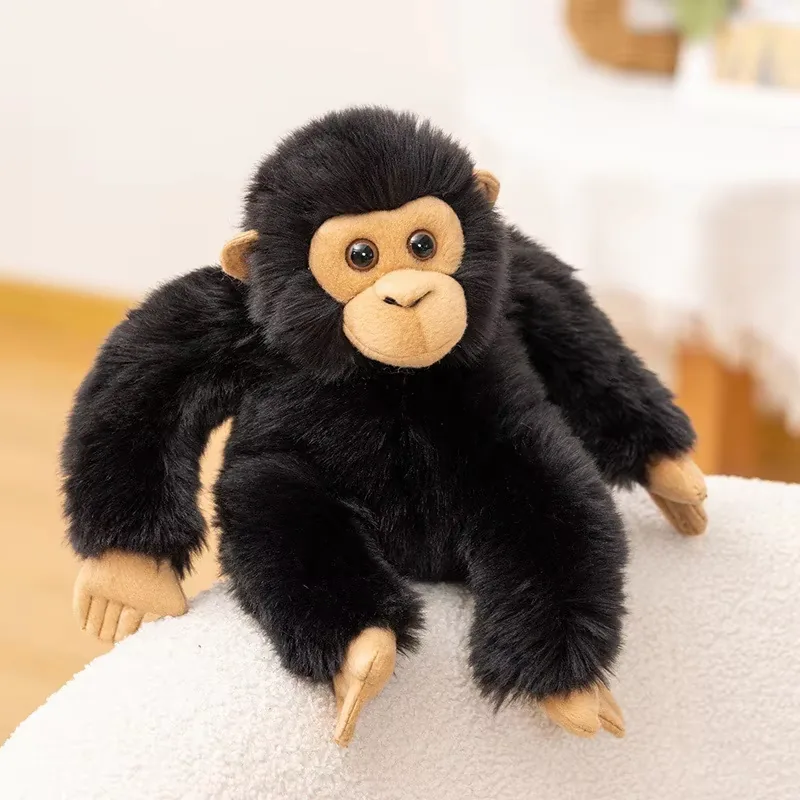 Peluche individual de chimpancé negro sentado erguido con felpa realista y detalles de rostro color tan