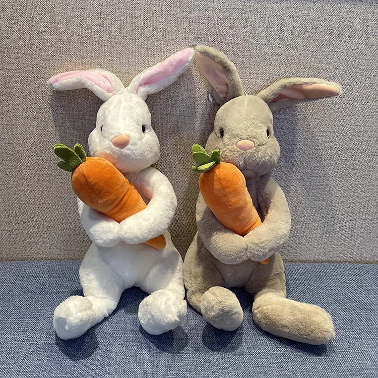 Peluches de conejo blanco y beige expuestos juntos como una pareja compacta lista para boutique