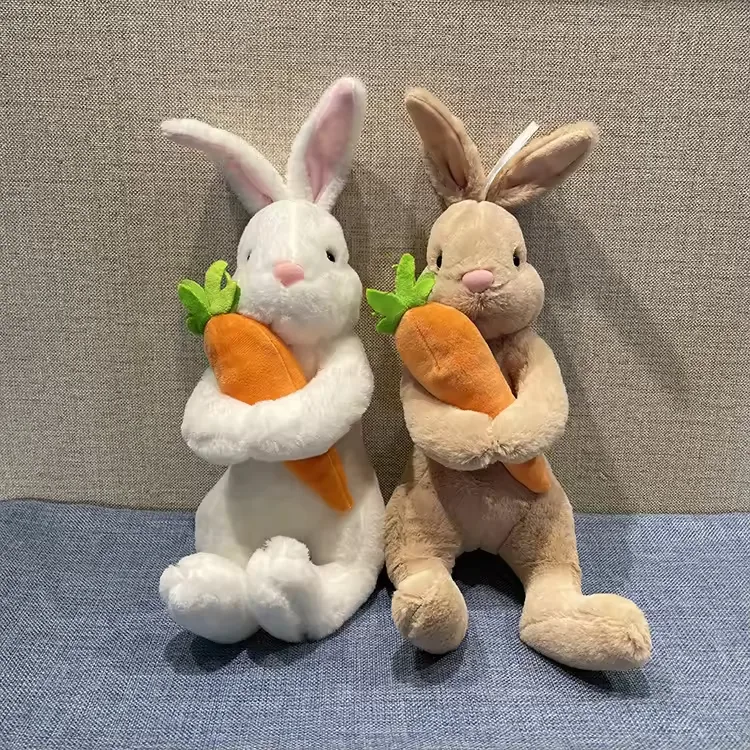 Dos peluches de conejo, blanco y beige, mostrados juntos en una pose frontal equilibrada