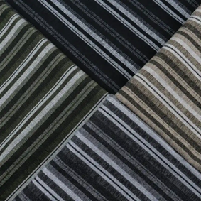 Gestreepte chenillestoffen in panelen gerangschikt om textuurherhaling en decoratieve variatie te tonen