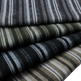 Gestapelde gestreepte chenillestoffen die decoratieve textuur en meerdere kleurcombinaties tonen