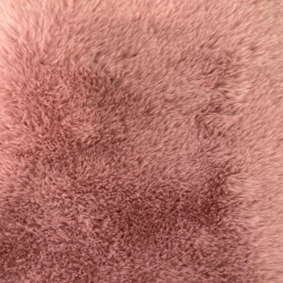 Close-up van rosékleurige faux-furstof met diepere pool en rijkere pluchetextuur