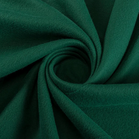 Groene microfleece in een spiraal gedraaid om zachte plooien en een kledingachtig, behaaglijk beeld te tonen