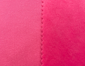 Close-up van roze velboa met pluche voorzijde, achterkant en naadrand om de backing te vergelijken