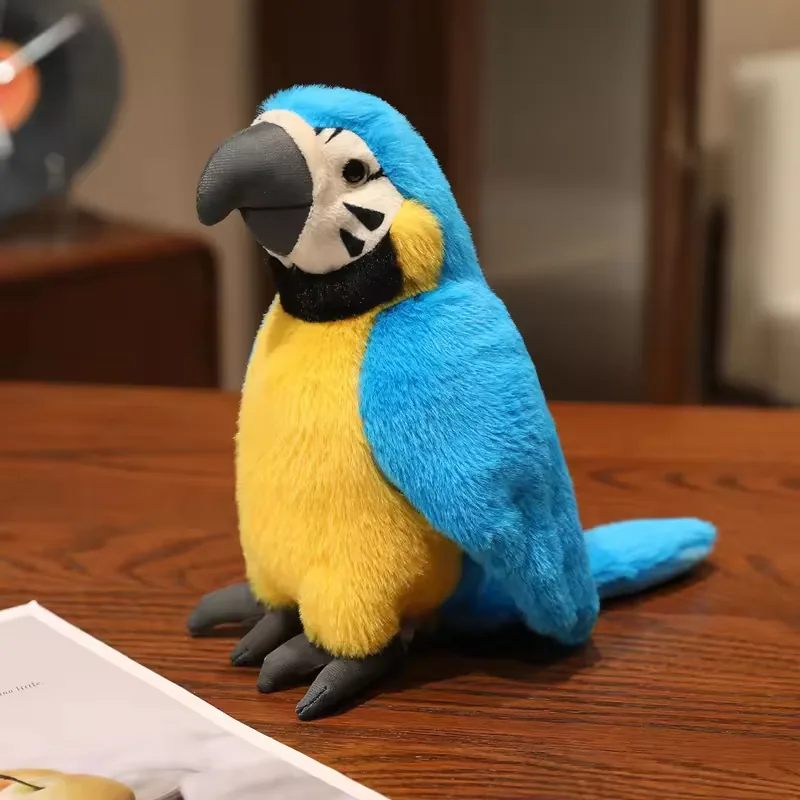 Loro de peluche azul y dorado con gran pico gris y cuerpo sentado, exhibido sobre una mesa de madera