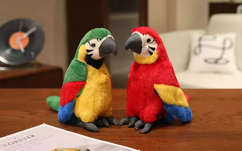 Dos loros de peluche en colorways verde y rojo exhibidos juntos sobre una mesa de madera