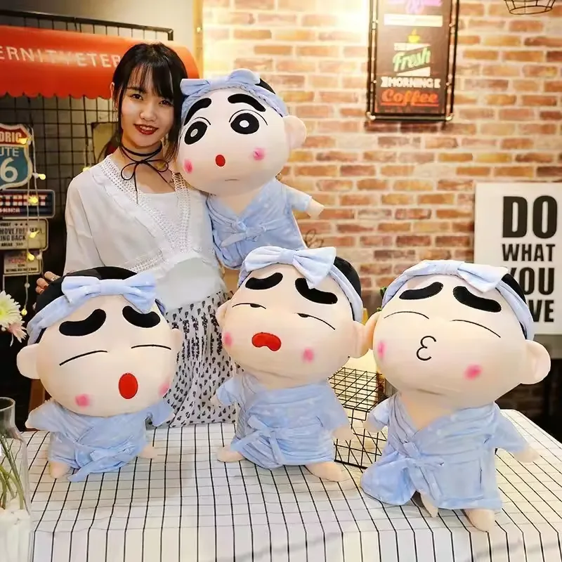 Cuatro muñecos de peluche de Crayon Shin-chan en pijama agrupados para mostrar expresiones de sorpresa, sueño y beso en una colección coordinada