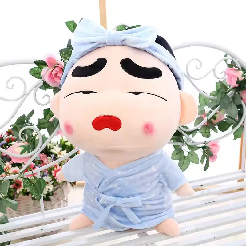 Muñeco de peluche de Crayon Shin-chan en pijama con ojos somnolientos caídos y boca roja abierta con ropa de dormir azul a juego