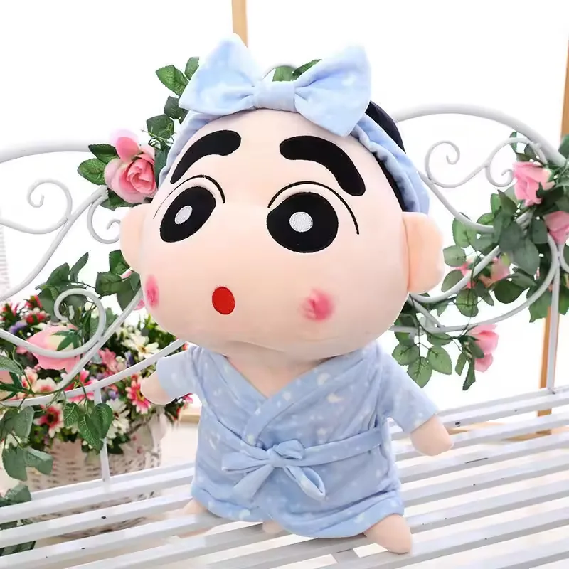 Muñeco de peluche de Crayon Shin-chan en pijama con ojos muy abiertos de sorpresa, boca redonda roja y bata azul clara