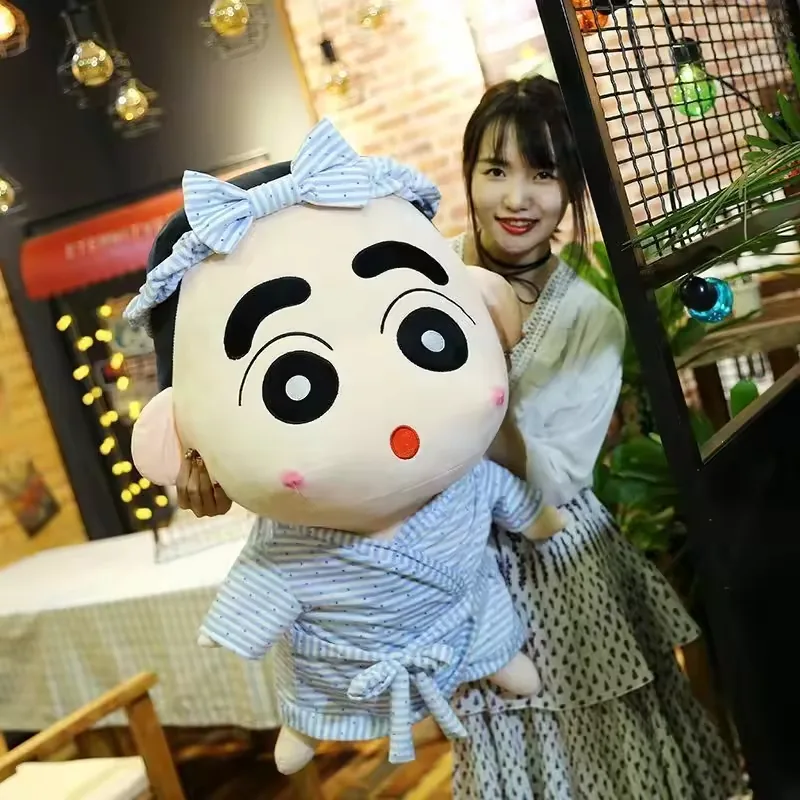 Muñeco de peluche grande de Crayon Shin-chan en pijama mostrado en un entorno de estilo de vida para destacar su escala de regalo y exhibición