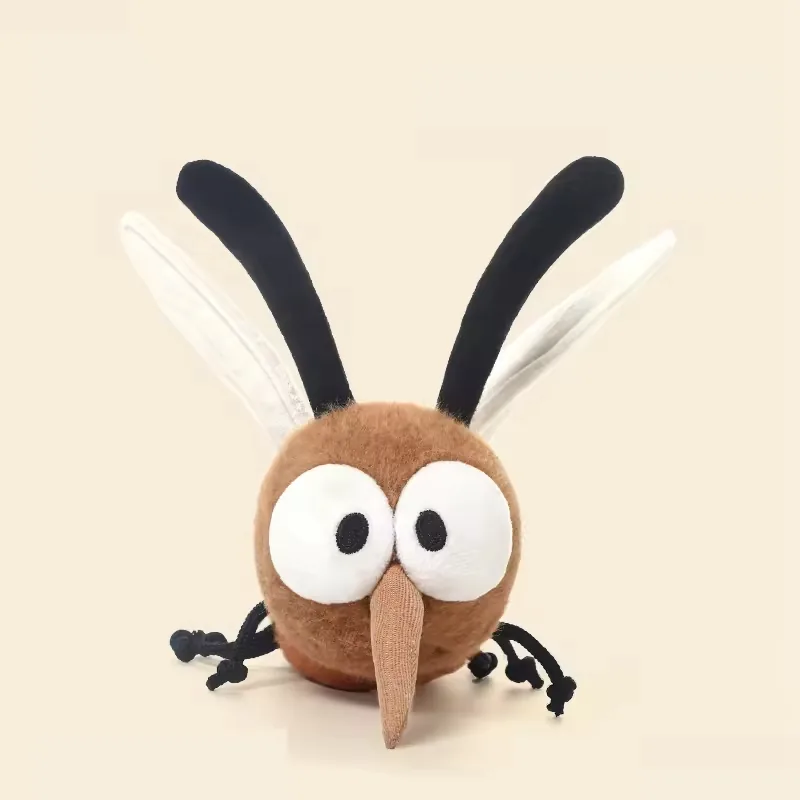 Vista frontal del peluche mosquito personalizado de ojos grandes con antenas erguidas y expresion comica