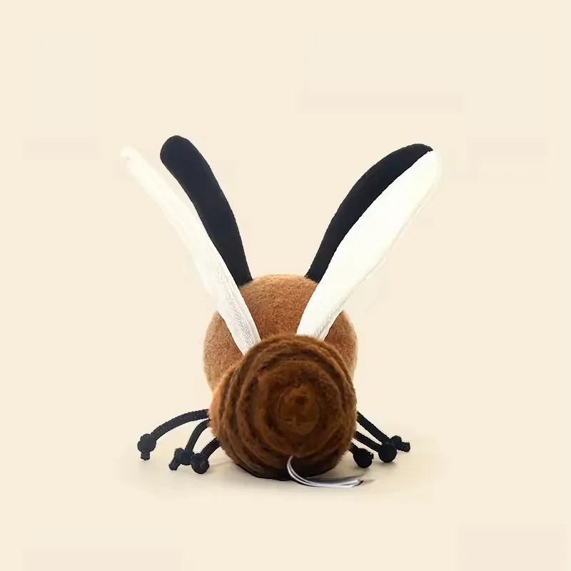 Vista trasera del peluche mosquito mostrando la posicion de las alas y el cuerpo segmentado redondeado