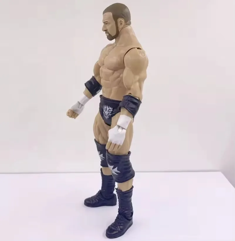 Vista de perfil izquierdo de una figura de acción articulada de estilo lucha libre que muestra cortes en los brazos, profundidad del pecho y botas altas con cordones