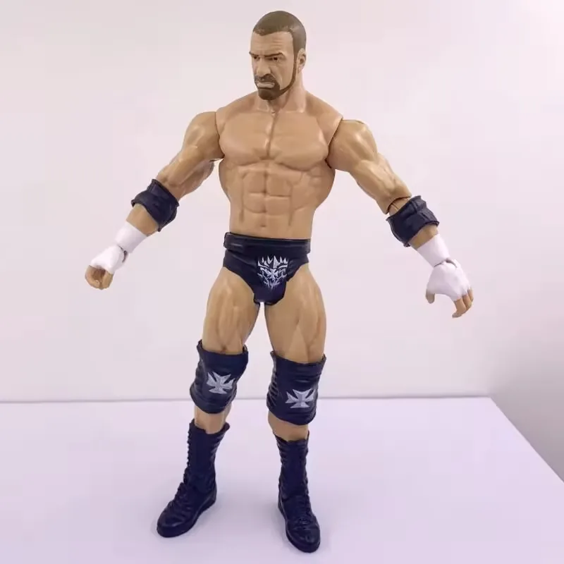 Pose frontal de pie de una figura de lucha libre de plástico personalizada de 7 pulgadas con torso esculpido, calzón oscuro y rodilleras
