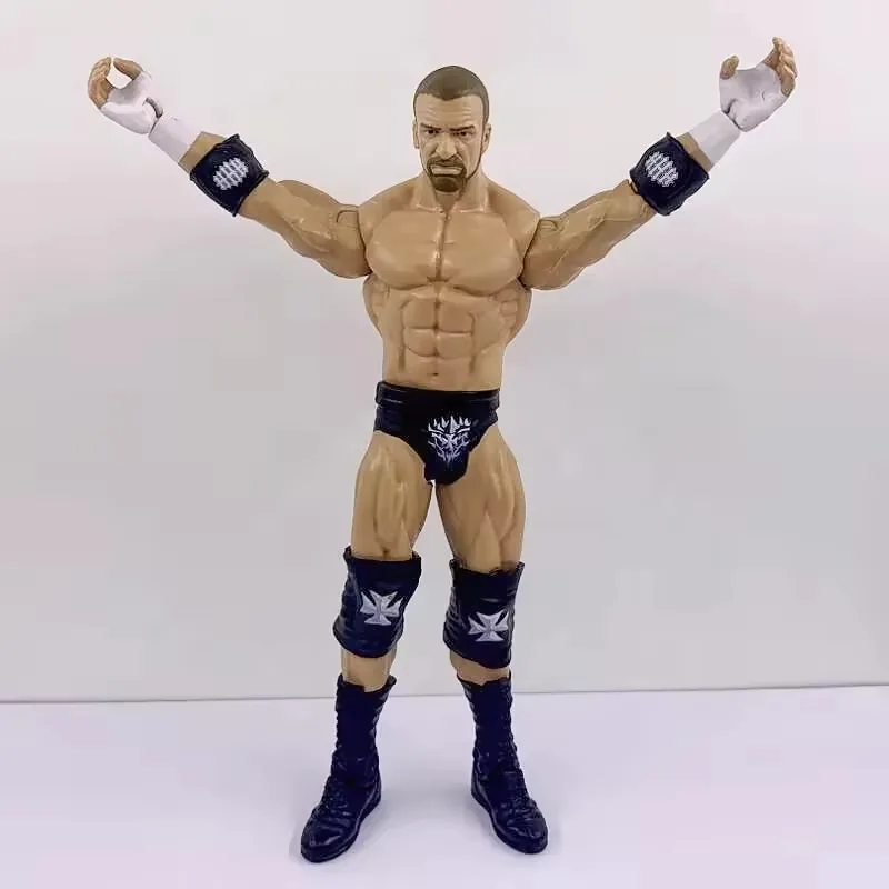 Vista frontal de una figura de acción de estilo lucha libre móvil con ambos brazos levantados para mostrar el rango de articulación y la estabilidad del torso