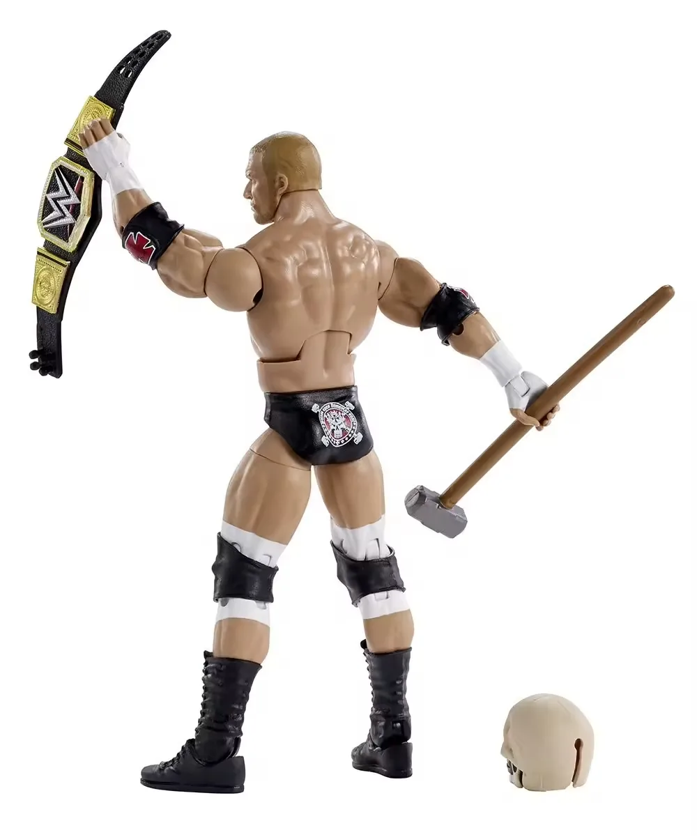 Vista trasera de una figura de lucha libre articulada de 7 pulgadas sosteniendo un cinturón de campeonato y un martillo con un accesorio de calavera junto a las botas