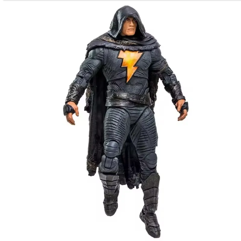 Vista dinamica de una figura de accion PVC estilo superheroe con capucha, armadura oscura, capa fluida y emblema de rayo