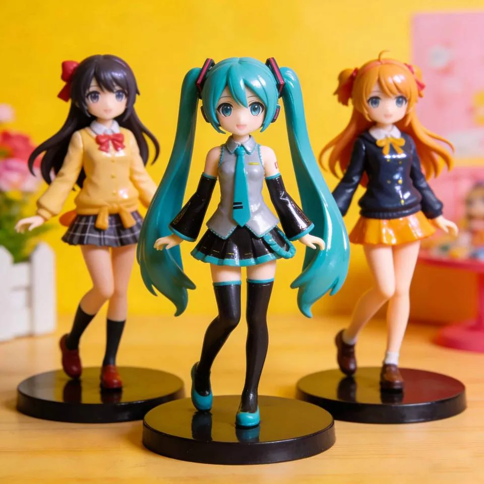 Tres figuras de PVC estilo anime mostradas como un trío coordinado de personajes con cabello brillante y estilo de uniforme escolar