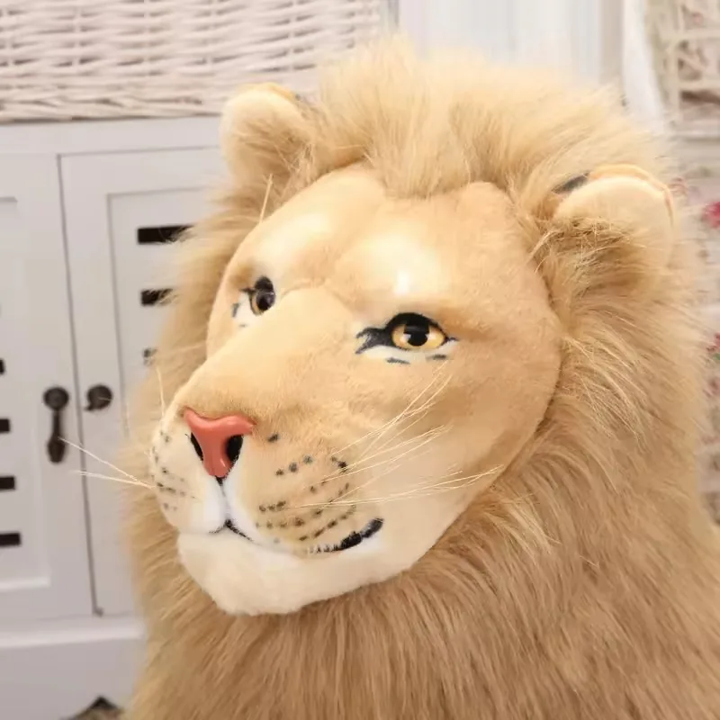Vista en angulo de peluche de leon extra suave que muestra perfil corporal, volumen de la melena y relleno suave