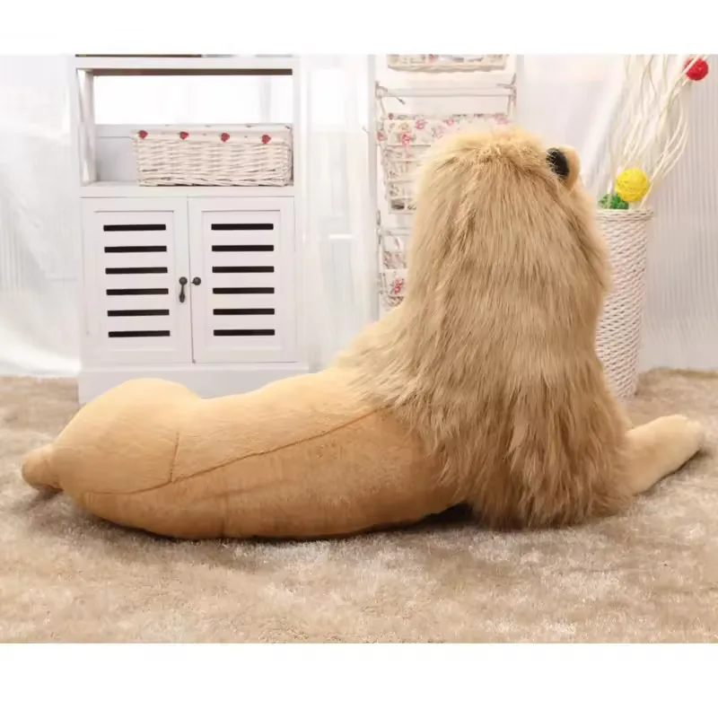 Vista de detalle de peluche de leon simulado personalizado que destaca la textura suave del tejido y el acabado del rostro