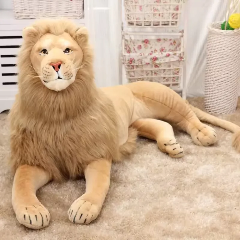 Vista frontal de peluche de leon personalizado con estilo de melena realista y forma redondeada de animal de felpa