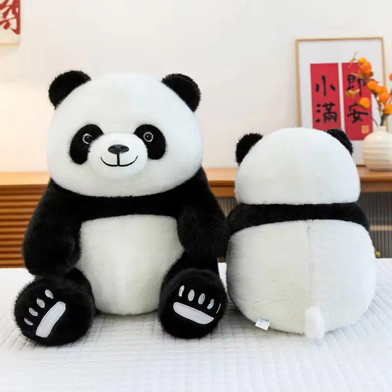 Vista frontal y trasera de un peluche de panda sentado que muestra una forma de cuerpo redondeada y una cola blanca pequeña