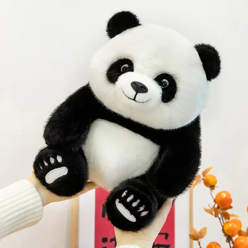 Peluche de panda personalizable sostenido con ambas manos para mostrar un tamaño listo para regalo y un cuerpo sentado suave