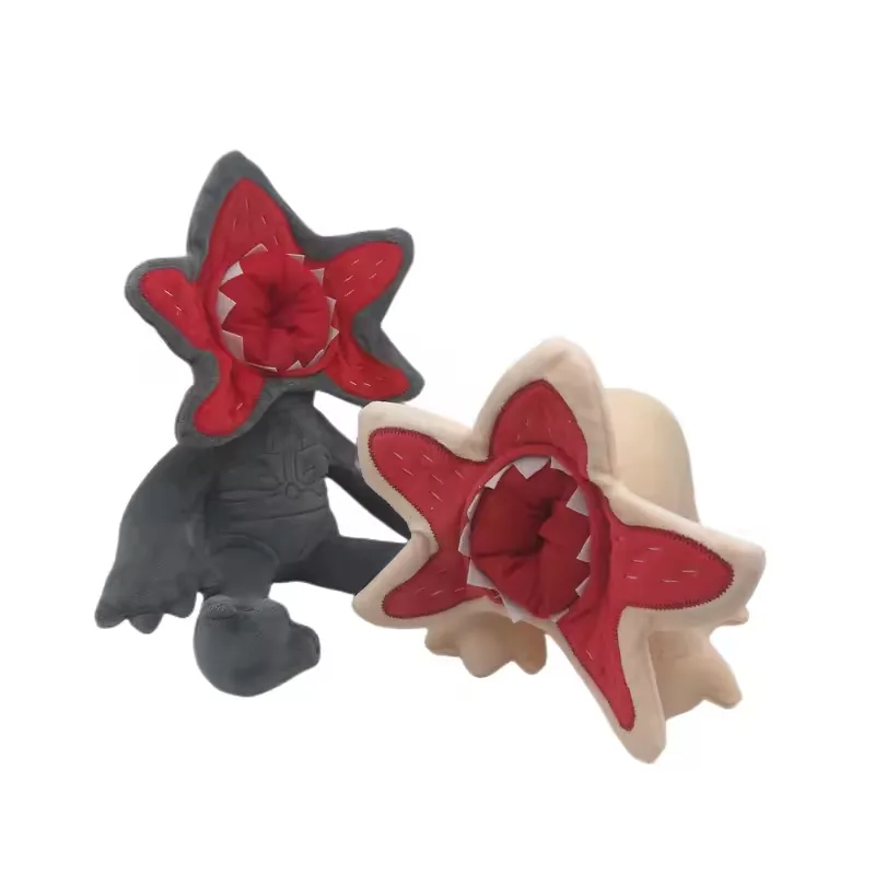 Muñeco de peluche Demogorgon gris y peluche de criatura beige mostrados en ángulo para comparar profundidad de la cara y postura del cuerpo