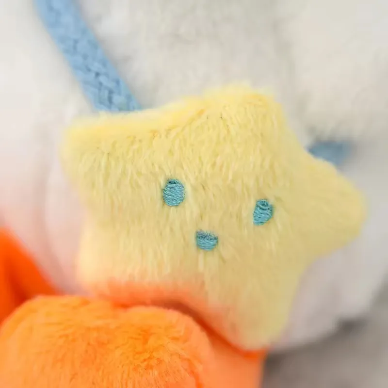 Primer plano del mini accesorio de bolso de hombro en forma de estrella del peluche de pato