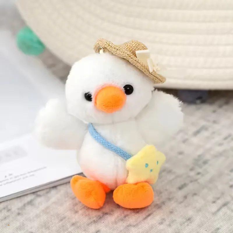 Peluche de pato colgante para mochila en blanco con sombrero de paja y bolso estrella amarillo