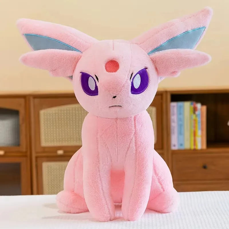 Peluche Espeon grande mostrado de frente con cuerpo rosa, orejas grandes y ojos morados