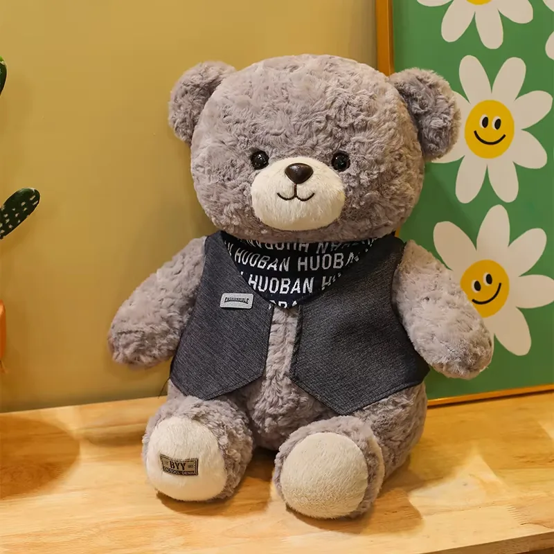 Peluche de oso teddy gris mostrado en un ambiente calido de estilo de vida con arte floral y postura sentada apta para exhibicion