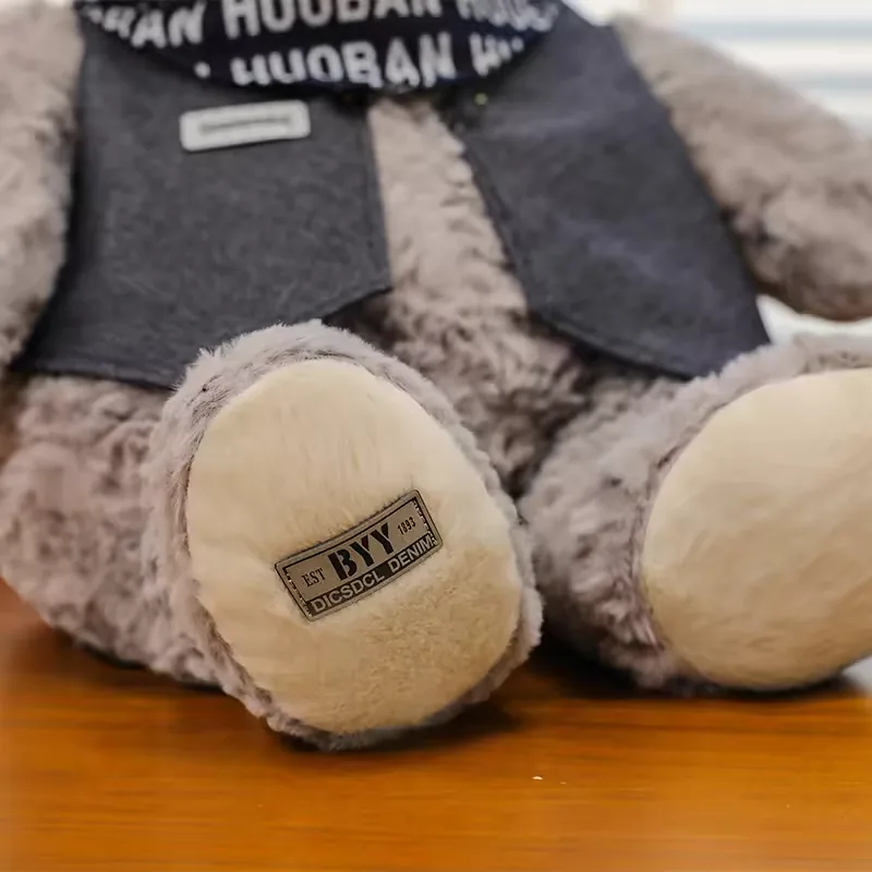 Primer plano de la almohadilla de la pata del peluche de oso teddy gris con inserto crema y detalle de parche cosido