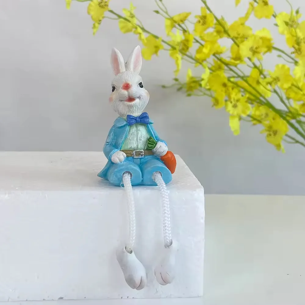 Conejo shelf sitter en resina pintado a mano con atuendo azul y piernas colgantes para styling de mesa y repisa