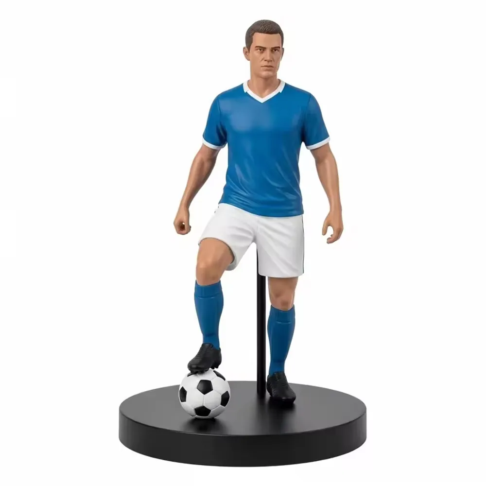 Figurine conmemorativo de estrella del futbol en resina con uniforme azul, soporte trasero y base negra de presentacion