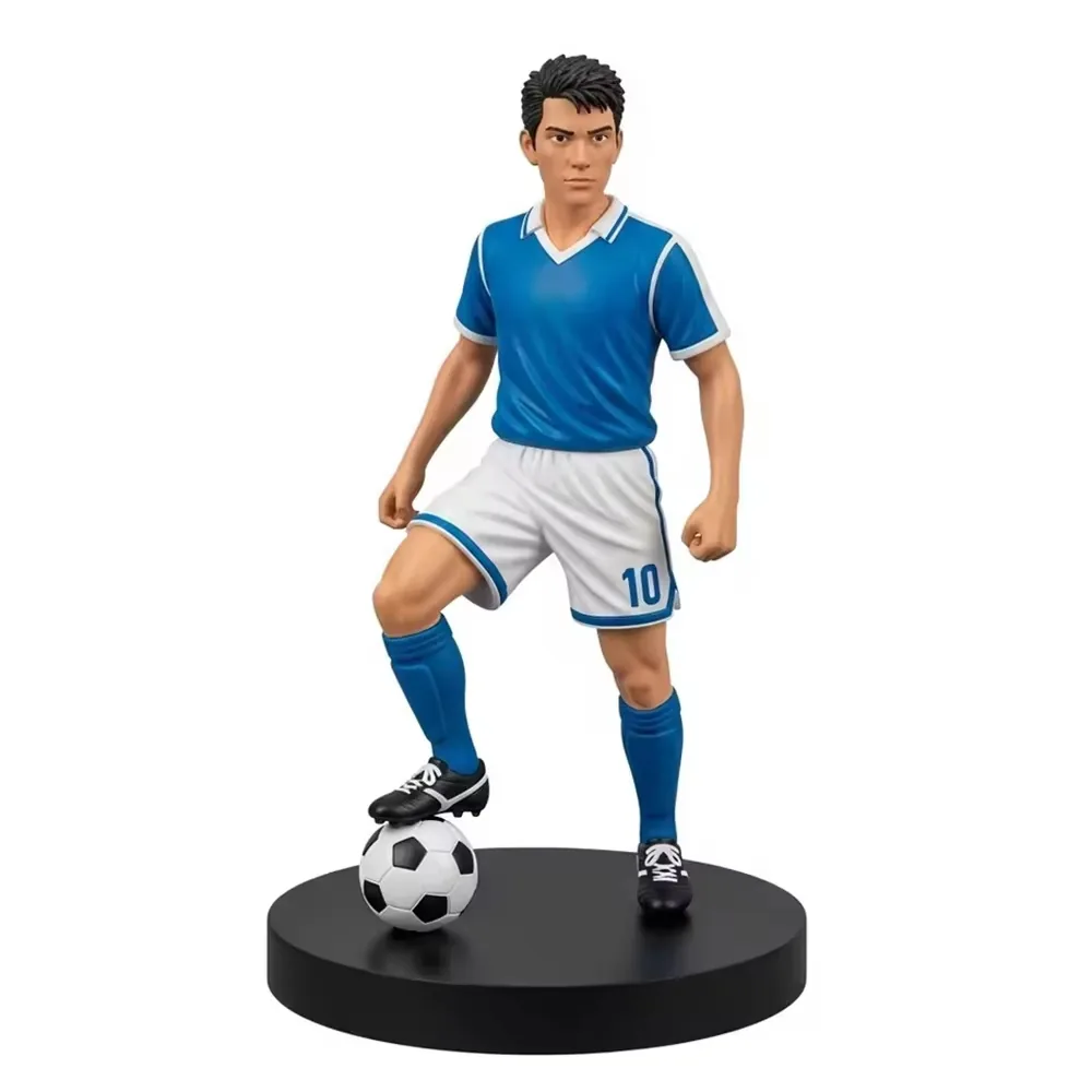 Escultura de jugador de futbol en resina con uniforme azul numero 10 sobre una base redonda negra y un pie sobre el balon