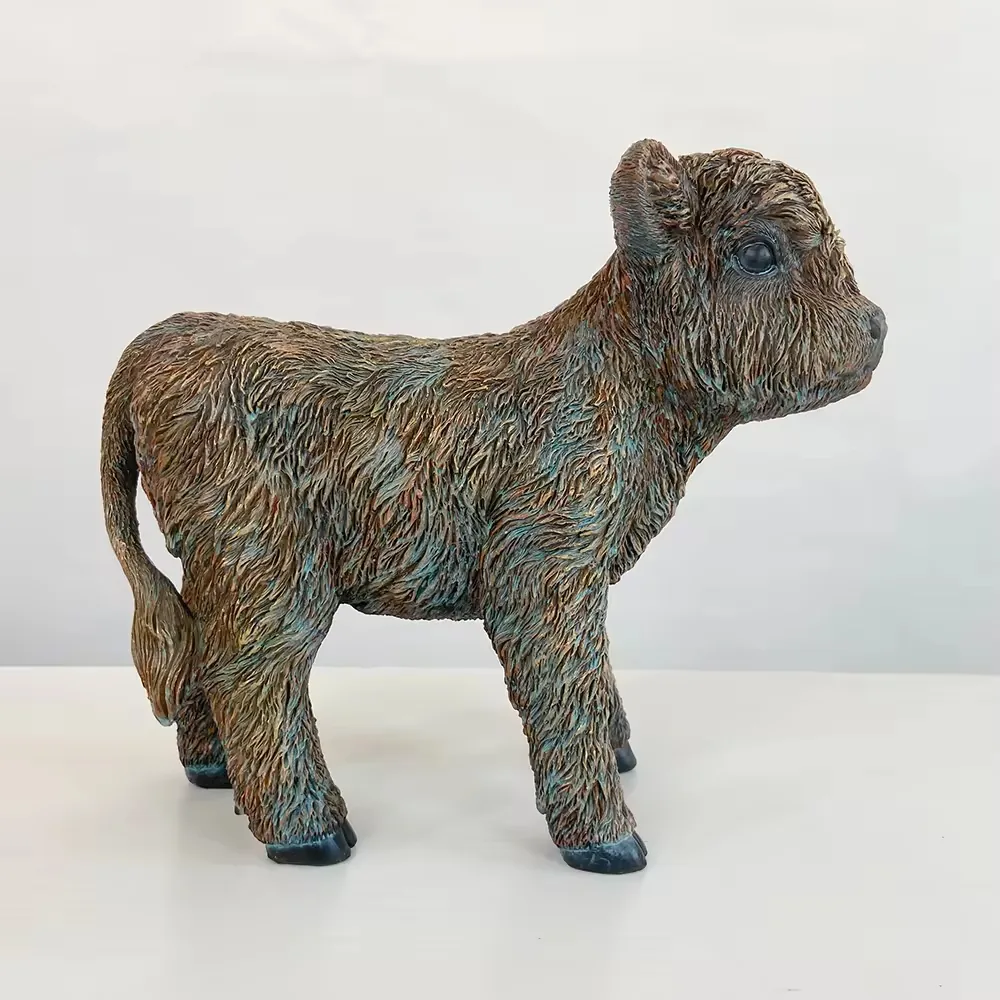 Figura pequena de ternero Highland en resina con rasgos faciales suaves y pelaje texturizado mostrada de perfil