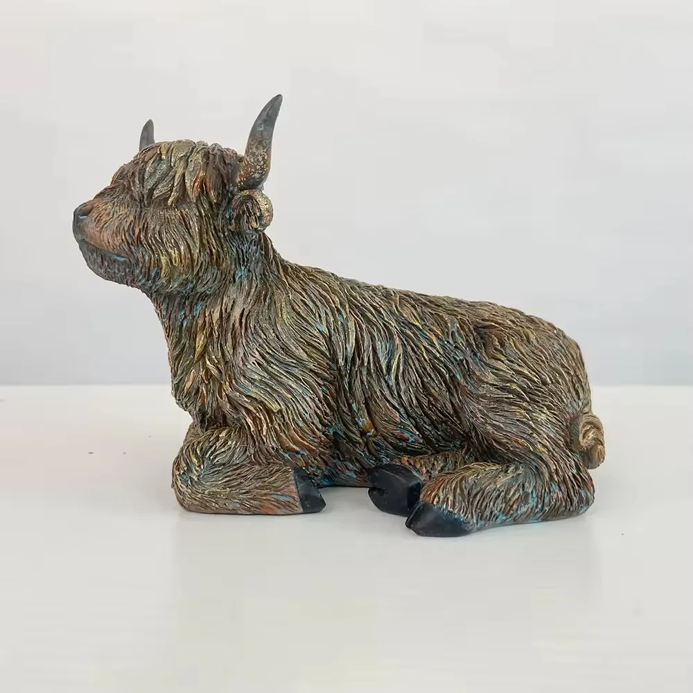 Vista lateral izquierda de una figura de vaca Highland reclinada en resina para programas de tabletop y decoracion campestre