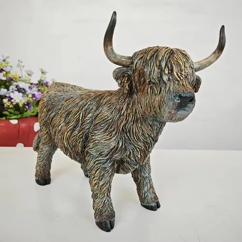 Figura de vaca Highland en resina marron grisaceo de pie en pose frontal de tres cuartos para exhibiciones de decoracion campestre