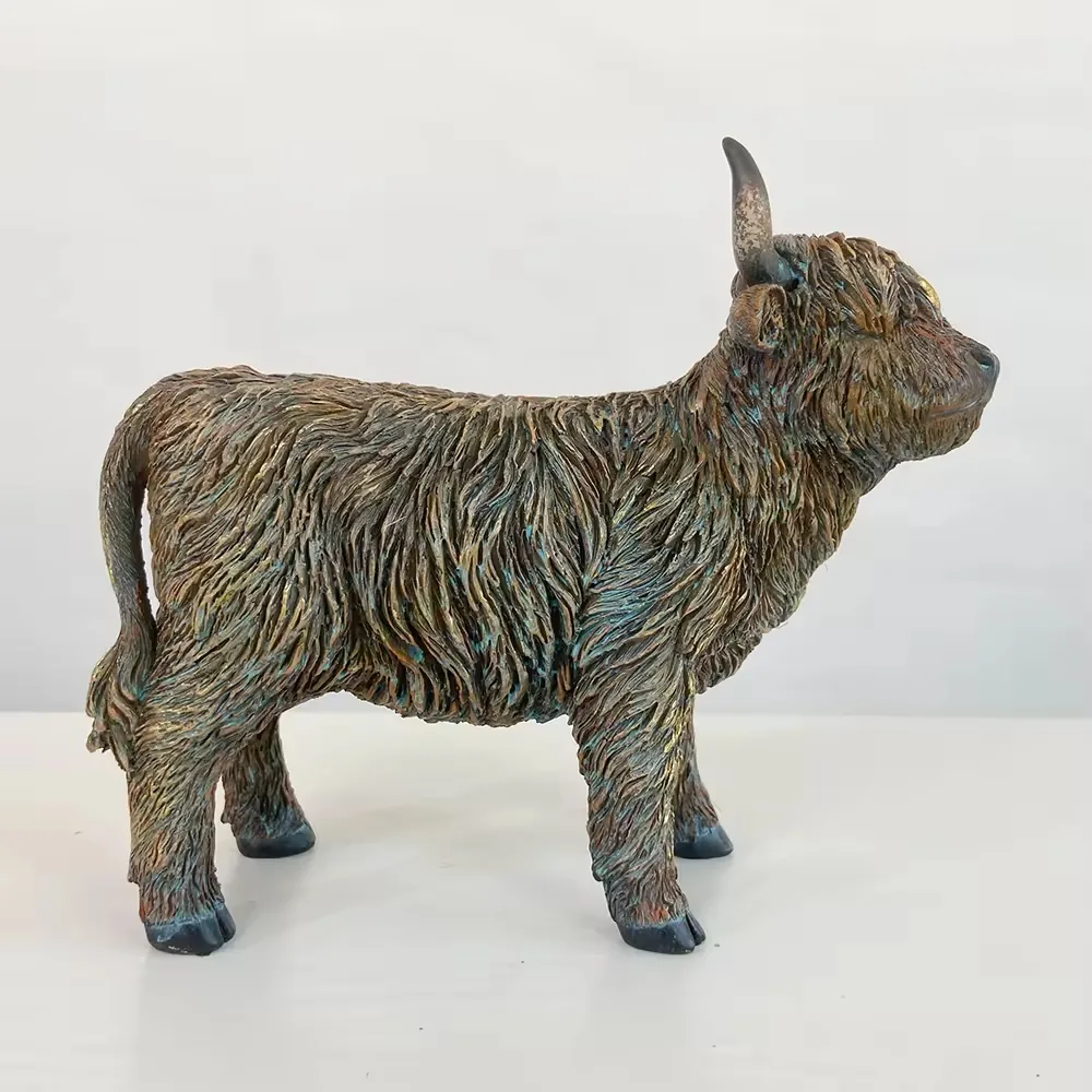 Figura de vaca Highland en resina de pie en perfil completo con pelaje largo texturizado y cola corta curvada