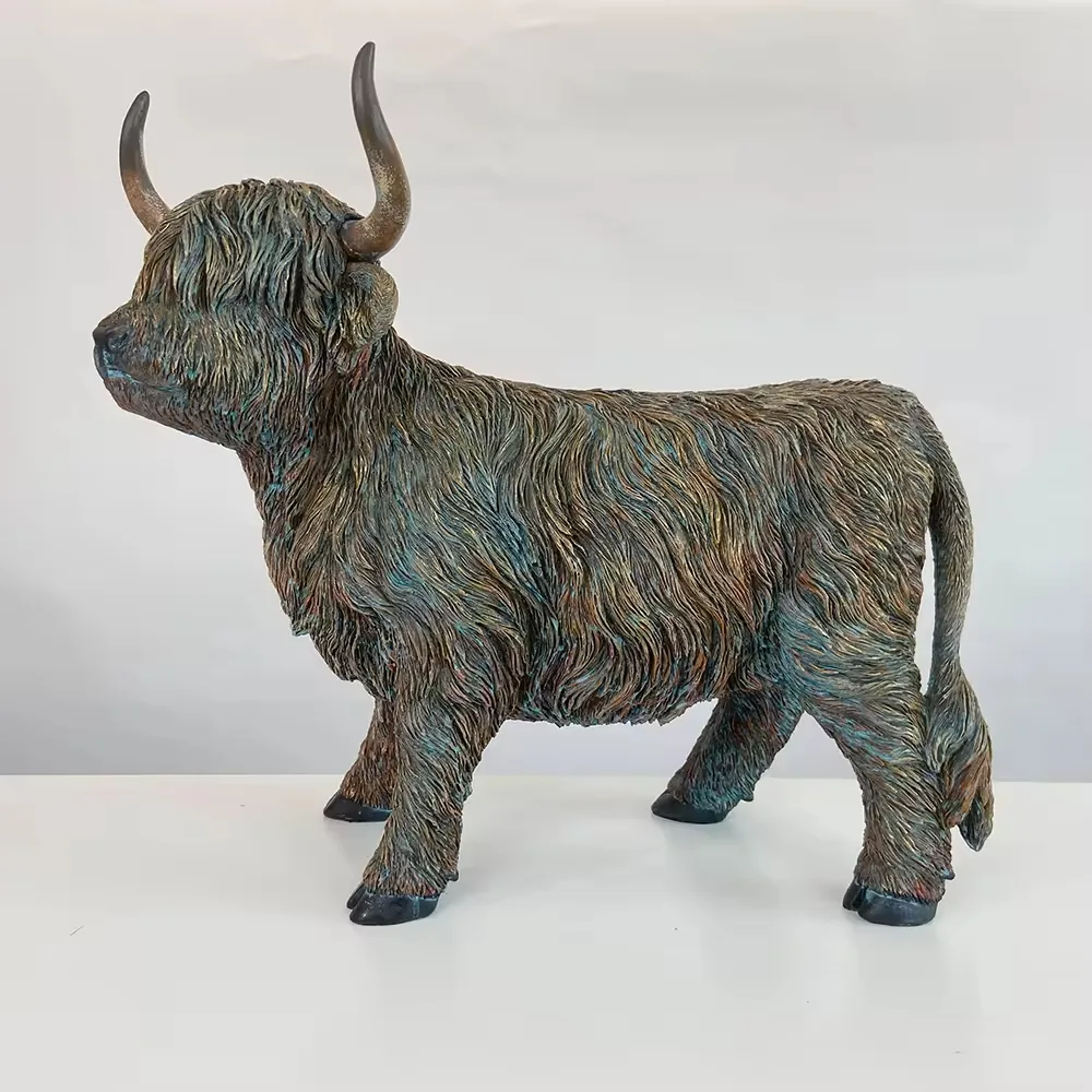 Perfil lateral de una figura de vaca Highland en resina pintada a mano que muestra la textura completa del pelaje y el detalle de la cola